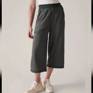Athleta Triumph Hybrid Wide Leg Crop Pants 533711-02 Green Pull On M Medium